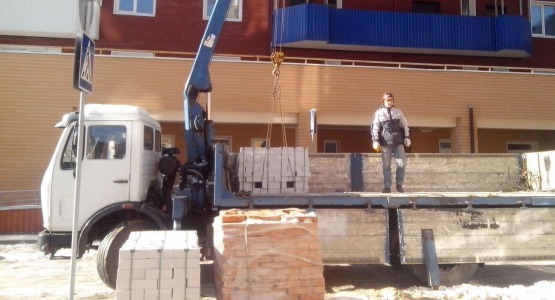 Доставка стройматериалов для ремонта манипулятором в Харькове