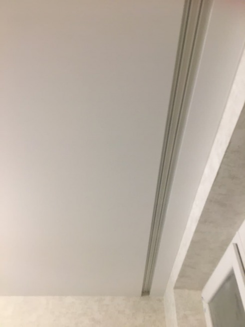 Подшторники в натяжном потолке алюминиевым профилем